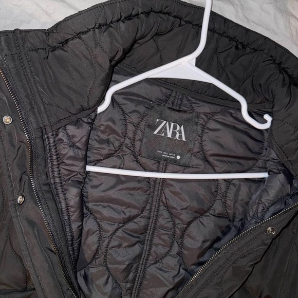 Black Zara Quilted Vest with two front pockets. Drawstring at the bottom. - Picture 3 of 3